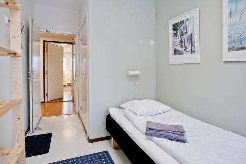 诺尔雪平贝德如斯瑞尼汽车旅馆的一间小卧室,配有一张床和一个走廊