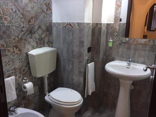 比亚恩卡维拉Casa Vacanze Gaia的一间带卫生间和水槽的浴室