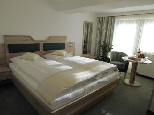 韦伯格加尼里贾纳酒店的一间卧室配有一张大床和一张桌子
