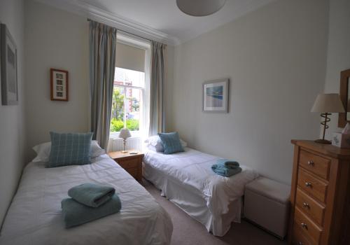 吉伦Links Corner的一间卧室设有两张床和窗户。