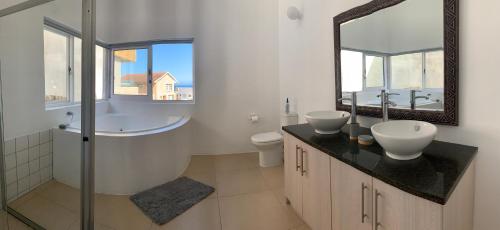 大布拉克勒菲Southern Cross Beach House的一间带水槽、卫生间和镜子的浴室