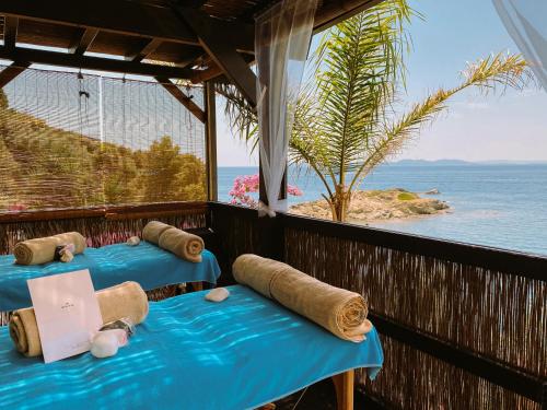 罗萨斯维斯塔贝拉酒店的海景客房的两张蓝色桌子