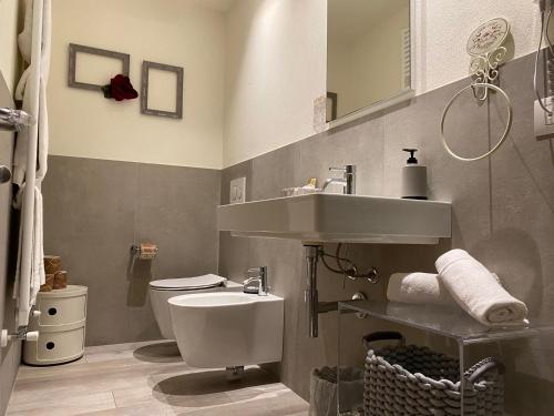 拉齐塞Casa Oreste的一间带水槽和卫生间的浴室