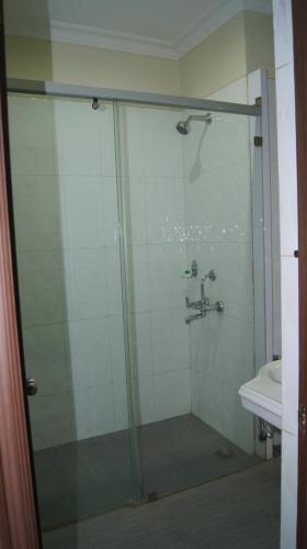斯里卡拉哈斯蒂美高梅金殿酒店 的水槽旁的玻璃门淋浴