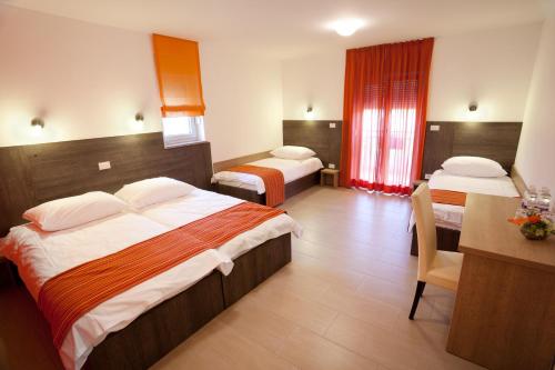 Branik奥斯特里亚旅馆的酒店客房配有两张床和一张书桌