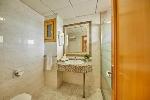 帕尔马海滩Apartamentos Ben-Hur的一间带水槽和镜子的浴室