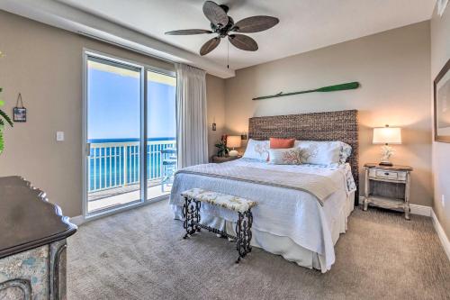 巴拿马城海滩Waterfront PCB Condo with Balcony and Beach Gear!的一间卧室设有一张床和一个大窗户
