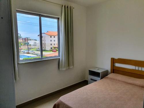 伊列乌斯Apartamento Modus Vivendi的一间卧室设有一张床和一个窗口