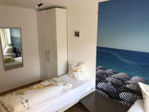 卢塞恩卢塞恩奥古特斯公寓的一间卧室配有一张带镜子和海洋的床