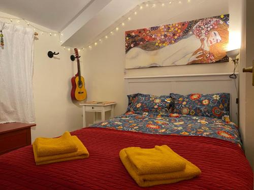 杜伦Cosy Cottage in Durham City的一间卧室配有一张带两张黄色毛巾的床