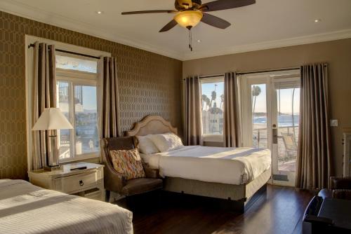 圣克鲁兹卡萨布兰卡沙滩酒店的一间卧室配有两张床和吊扇