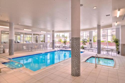 Holiday Inn Express : Eugene - Springfield, an IHG Hotel内部或周边的泳池