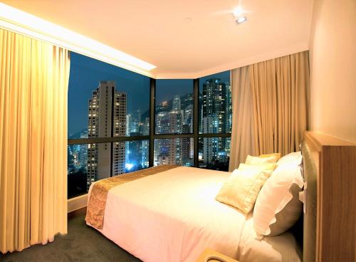 香港宏基国际宾馆的一间卧室设有大窗户,享有城市天际线