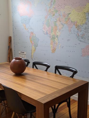 朗塞斯顿The Old Federal Coffee Palace的一张带两把椅子的木桌和一张墙上的世界地图