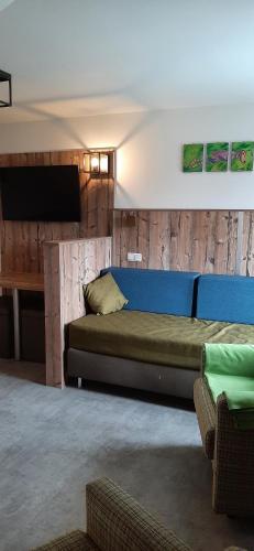 奥博达策斯特滕潘森霍夫曼旅店的一间带大床和电视的卧室