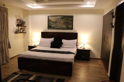 Elegant & Charming One Bed Apartment In Bahria Town客房内的一张或多张床位