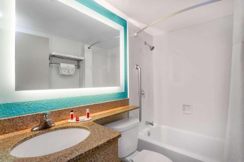 班戈班戈豪生国际酒店集团的一间带水槽、镜子和卫生间的浴室