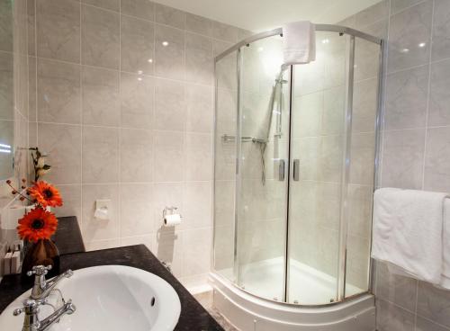 北安普敦核桃树酒店的带淋浴和盥洗盆的浴室