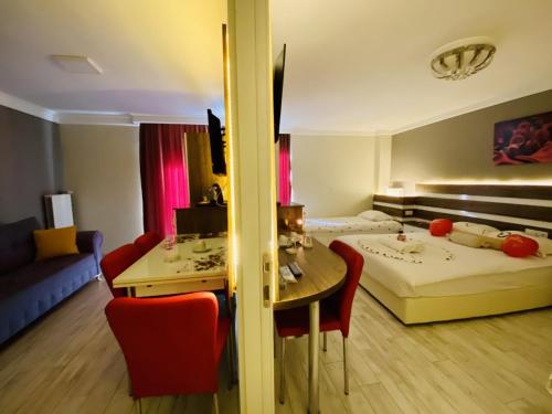EtimesutANKARA ATLANTİK OTEL的酒店客房设有一张桌子和一张床
