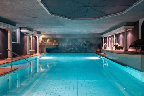 采尔马特伊甸园酒店的大楼内的大型游泳池
