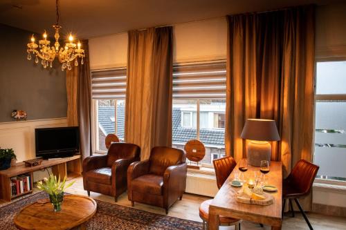 霍林赫姆霍林赫姆城市公寓的客厅配有桌椅和电视