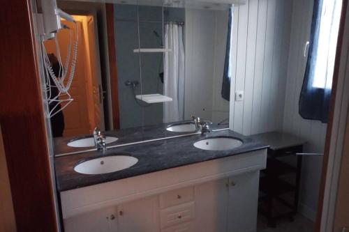 SoubranLa faurie的一间带两个盥洗盆和大镜子的浴室