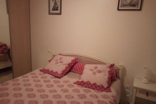 SoubranLa faurie的一张带粉色和白色床单及枕头的床
