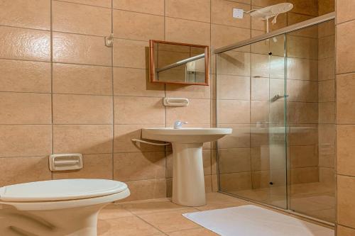 塞古罗港Pousada Migo的浴室配有卫生间、盥洗盆和淋浴。