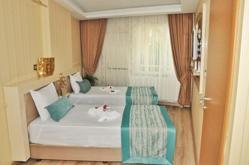 乔尔卢EViM HOTEL的酒店客房 - 带两张床和毛巾