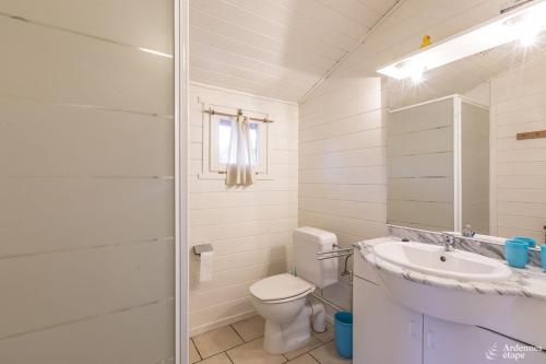 勒穆尚Chalet Val de l'Amblève的白色的浴室设有卫生间和水槽。