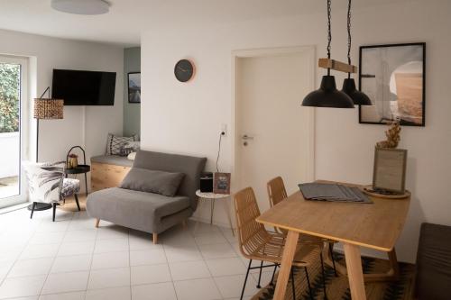 鲁斯特Sohana Lifestyle Apartments I Leilani's & Saskia's Home I Rust的客厅配有桌子和沙发