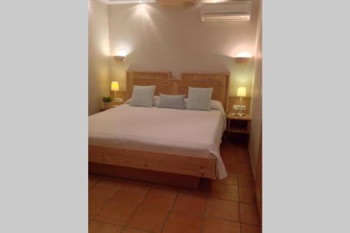 索列尔港Apartamento gran terraza privada y vistas al mar的一间卧室配有带白色床单和枕头的床。