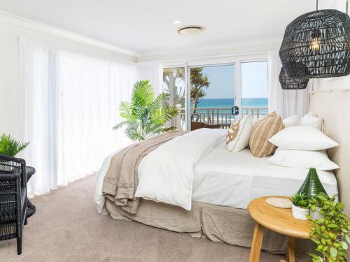 黄金海岸Absolute Beachfront Family Size Home的一间卧室设有一张床,享有海景