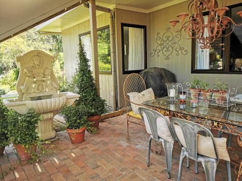 纳皮尔美好生活住宿加早餐旅馆的庭院设有喷泉和桌椅。