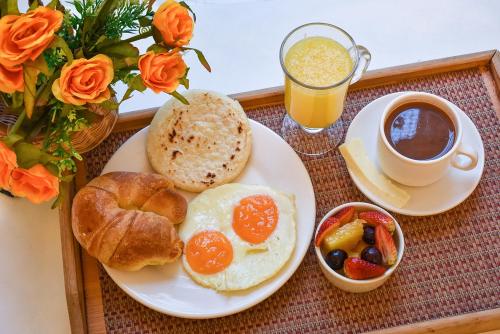 帕尔米拉Hotel Boutique los Remansos的包括鸡蛋、面包和咖啡的早餐托盘