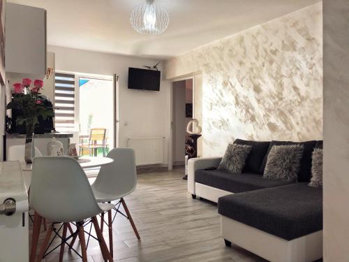 锡比乌VERACI Apartments的客厅配有沙发和桌子
