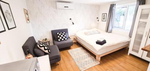 ‘En DorGalilee Best Location的小房间设有一张床和一把椅子