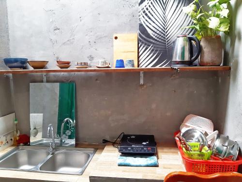 头顿Homestay Gác Mơ Vũng Tàu的厨房柜台设有水槽和镜子