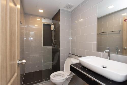 拉差汶里Napa Hotel Ratchaburi的浴室配有白色水槽和卫生间。