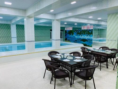 Amina hotel内部或周边的泳池