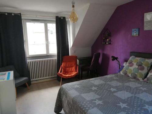 康卡勒GINGER的卧室设有紫色墙壁、床和窗户