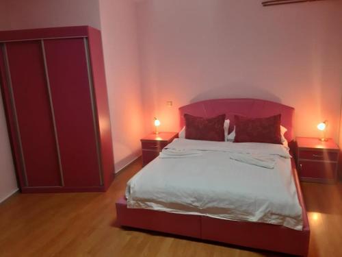 弗尔尼亚奇卡矿泉镇Apartmani Nikola的一间卧室设有一张大床和两个床头柜