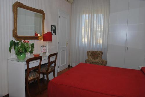 罗马蒙特韦尔德阁楼住宿加早餐旅馆的一间卧室配有红色的床和镜子