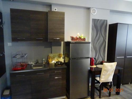 格但斯克Noclegi nad Morzem u Kasi的厨房配有不锈钢冰箱和桌子