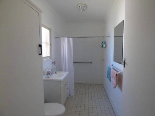 库塔曼德拉Parker st的白色的浴室设有卫生间和水槽。
