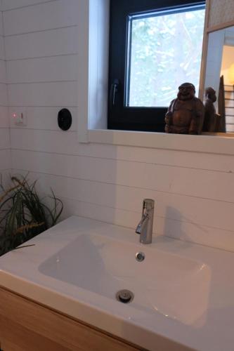 KalanaKalana Virve Holiday Villa的浴室设有白色水槽和镜子
