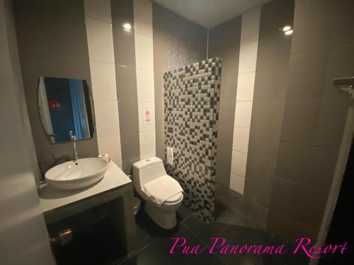 南府Pua Panorama Resort的一间带水槽、卫生间和镜子的浴室