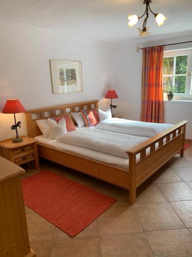 萨尔巴赫瓦格纳豪斯公寓的一间卧室配有一张带枕头的大型木制床。