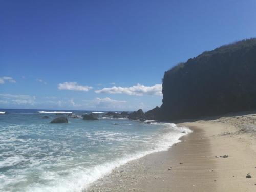 圣吉尔莱班Appart Alexina, 2mn à pieds de la plage de BOUCAN-CANOT的海洋中岩石的沙滩