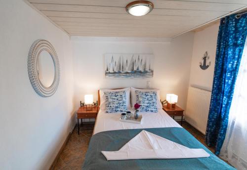斯基亚索斯镇Captain's Villa的一间卧室配有一张带蓝色和白色枕头的床